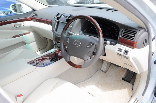 　レクサス　ＬＳ６００ｈ　４ＷＤ　ハイブリッド　　