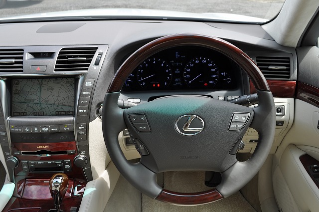 　レクサス　ＬＳ６００ｈ　４ＷＤ　ハイブリッド　　