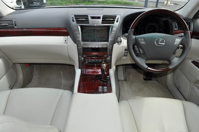 　レクサス　ＬＳ６００ｈ　４ＷＤ　ハイブリッド　　