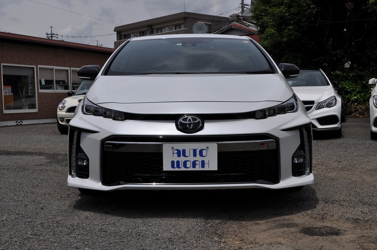 トヨタプリウスPHV S-GRスポーツ ローダウンパール 禁煙車