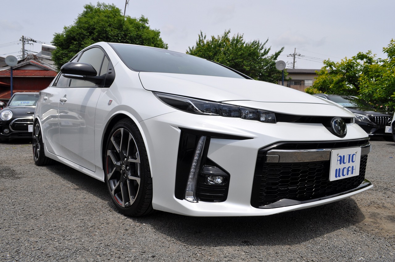 トヨタプリウスPHV S-GRスポーツ ローダウンパール 禁煙車
