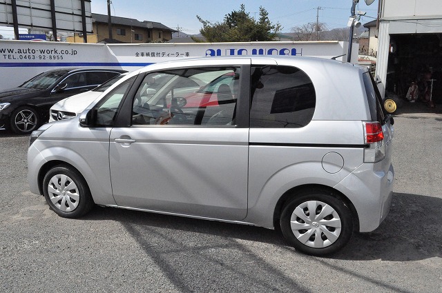トヨタ スペイド F シルバー