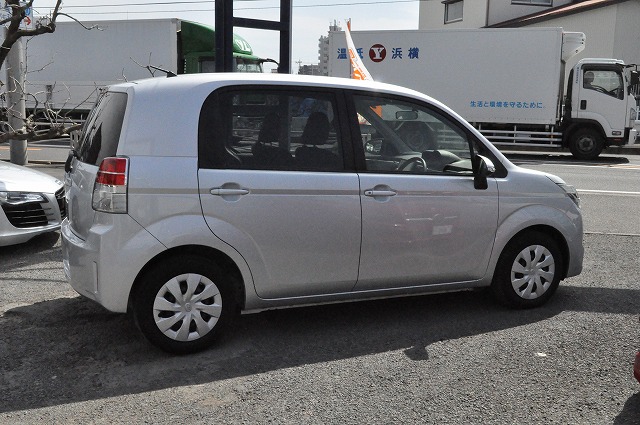 トヨタ スペイド F シルバー